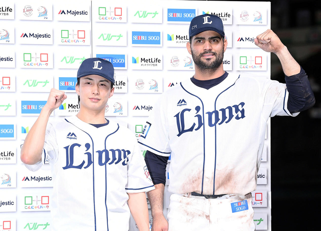 ヒーローインタビューを終えポーズを決める西武森脇（左）とメヒア（撮影・滝沢徹郎）