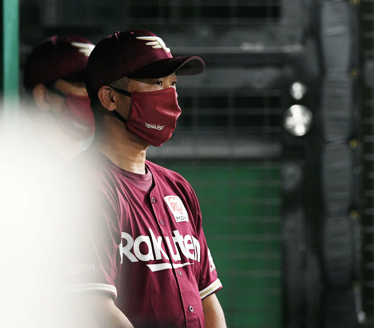 西武対楽天　戦況を見つめる楽天三木監督（撮影・滝沢徹郎）