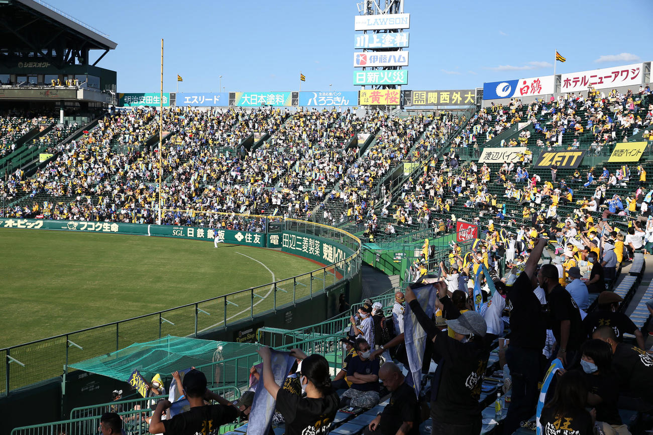 阪神対DeNA　7回、ジェット風船タオルを掲げて応援するレフトとアルプススタンドの阪神ファン（撮影・前田充）