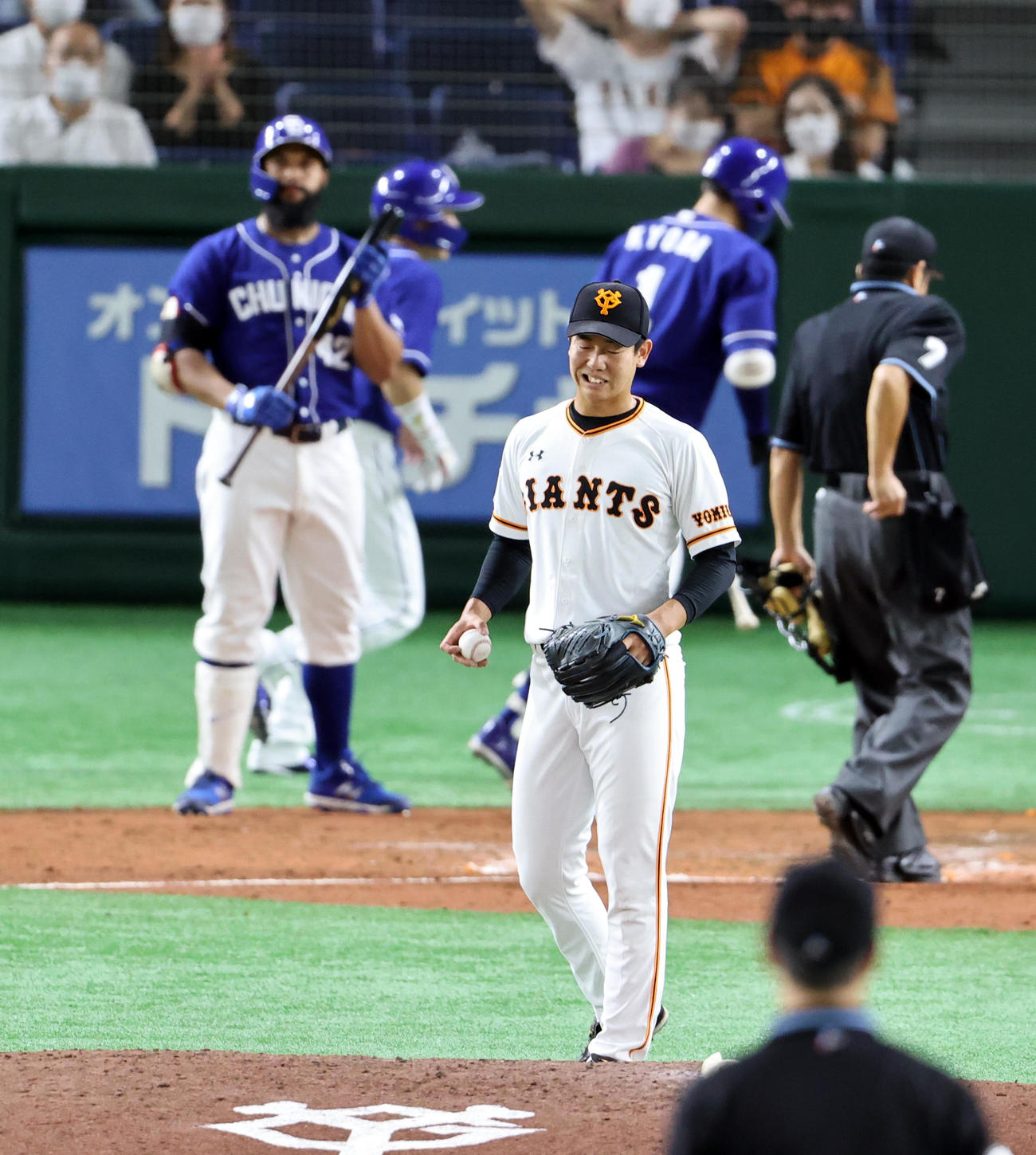 巨人対中日　5回表中日1死二塁、京田（後方右）に右越え2点本塁打を許し、悔しそうな表情の畠（撮影・浅見桂子）