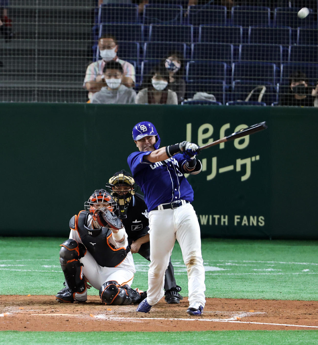 巨人対中日　8回表中日1死、木下拓は左越え勝ち越し本塁打を放つ（撮影・浅見桂子）