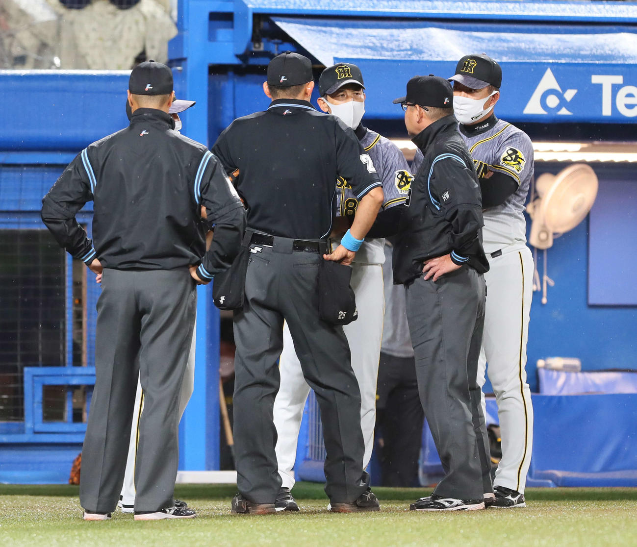 ヤクルト対阪神　8回裏ヤクルト攻撃前、審判団に詰め寄る阪神矢野監督（中央）（撮影・足立雅史）