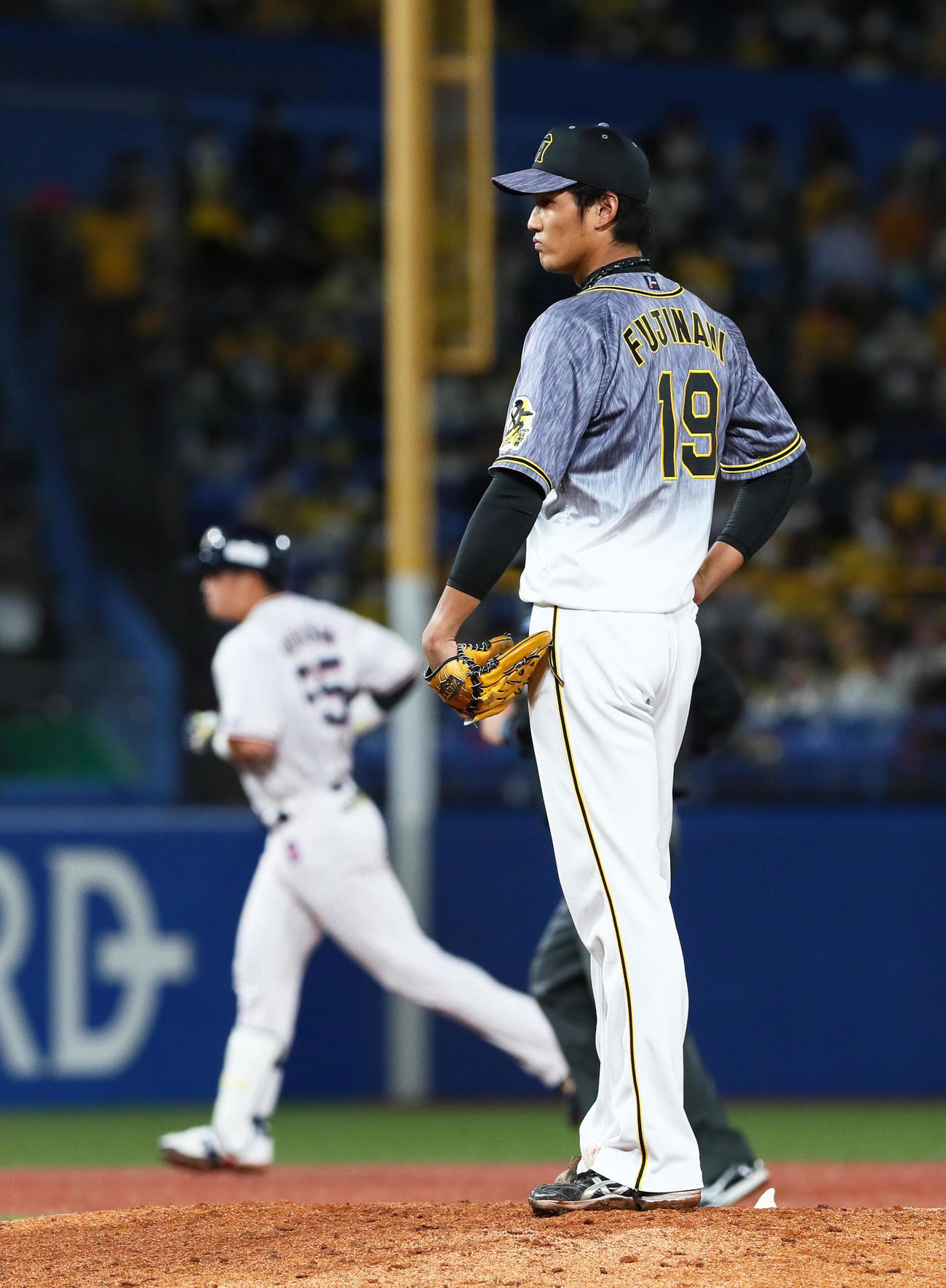 ヤクルト対阪神　6回裏ヤクルト無死、村上（左）に中越え本塁打を浴びた阪神藤浪（撮影・足立雅史）