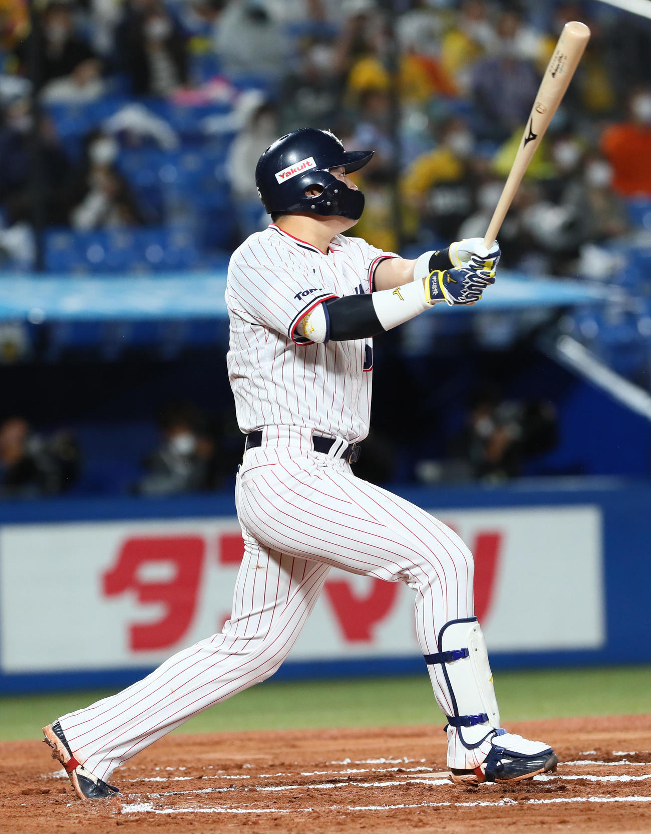ヤクルト対阪神　6回裏ヤクルト無死、村上は中越え本塁打を放つ（撮影・足立雅史）