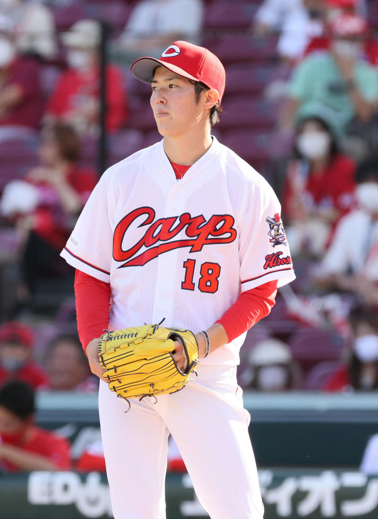広島対DeNA　4回表DeNA2死二、三塁、打者梶谷の時、暴投で勝ち越し点を献上した森下（撮影・加藤孝規）