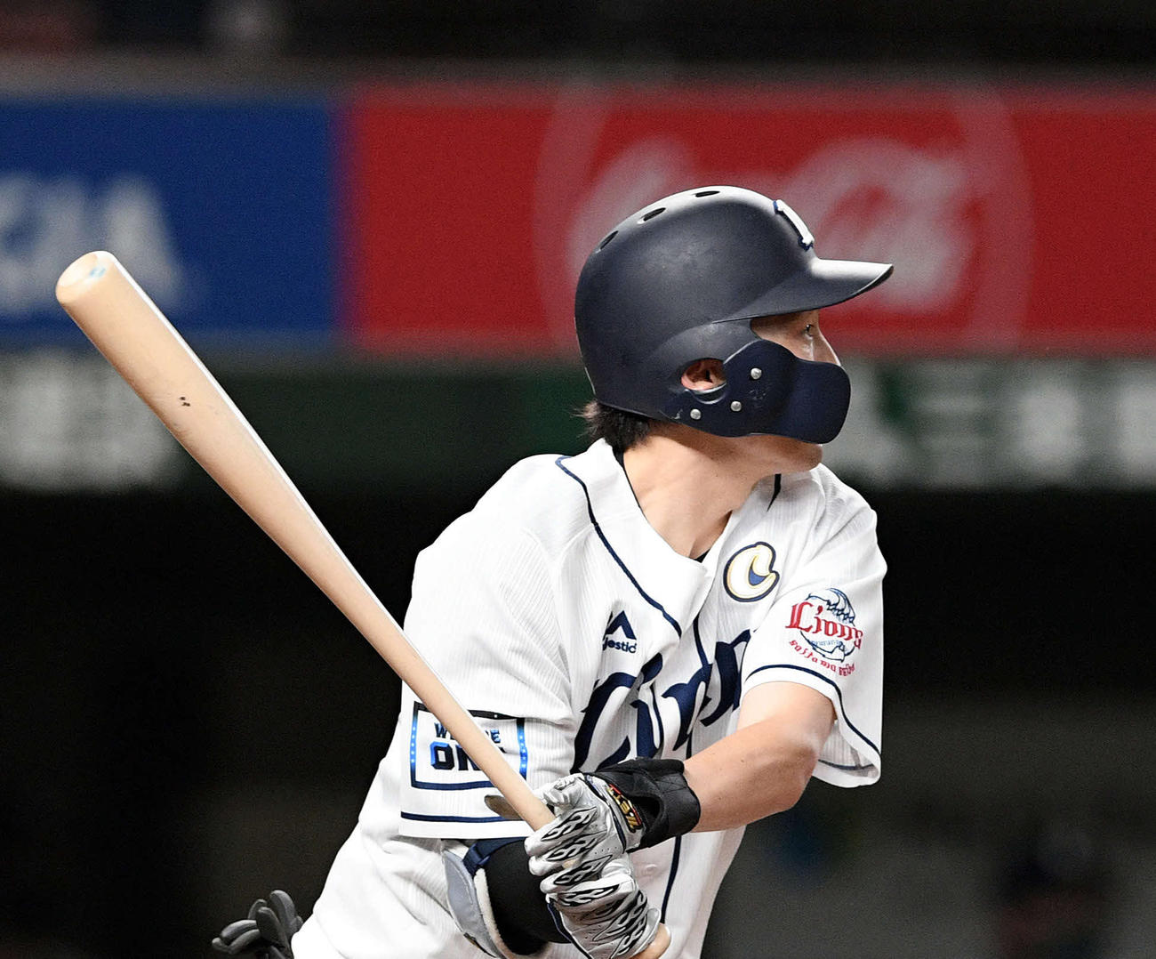 西武対楽天　7回裏西武1死一、二塁、源田は左中間へ勝ち越しの2点適時三塁打を放つ（撮影・滝沢徹郎）