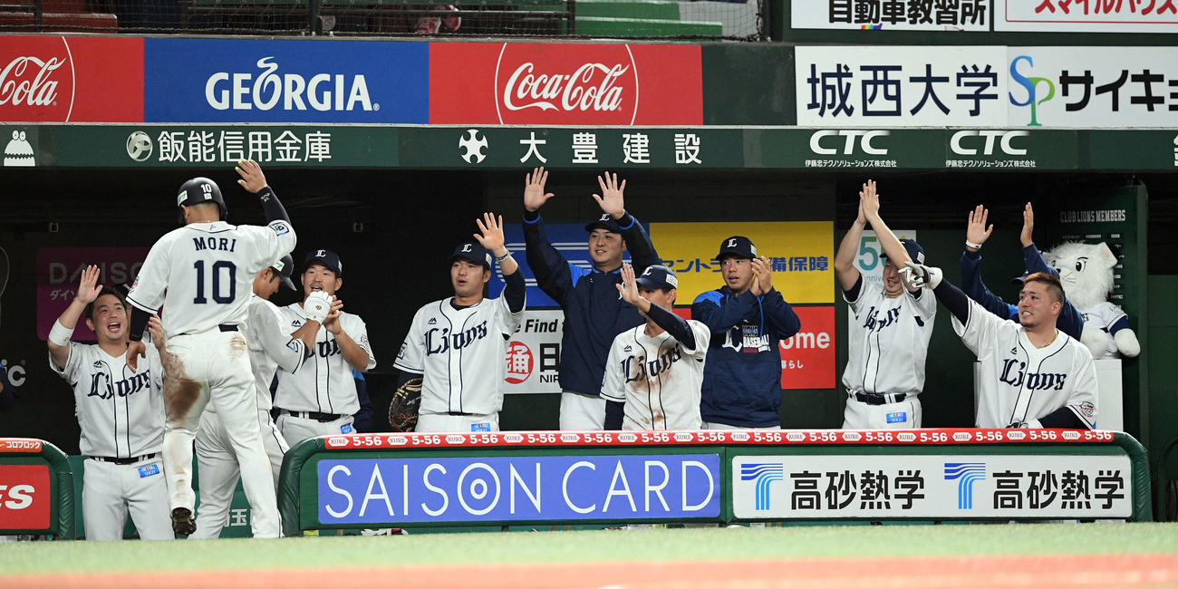 西武対楽天　7回裏西武1死一、二塁、源田の勝ち越しの2点適時三塁打で生還した森（手前左）を出迎えるナイン（撮影・滝沢徹郎）