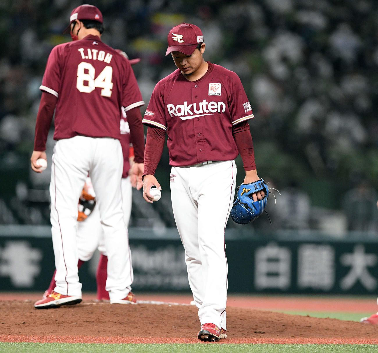 西武対楽天　7回裏西武1死一、二塁、源田に勝ち越しの適時打を浴びマウンドを下りる酒居（撮影・滝沢徹郎）