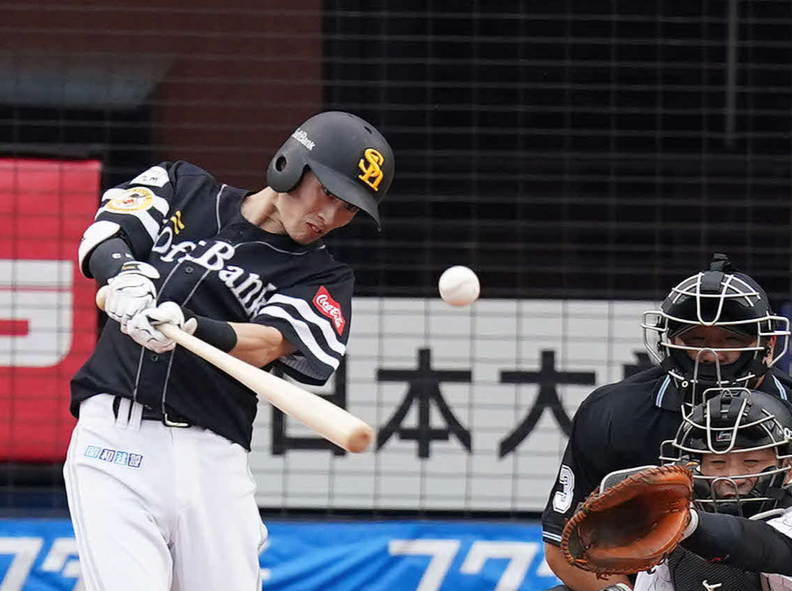 ロッテ対ソフトバンク　2回表ソフトバンク2死二、三塁、中前2点適時打を放つ周東。投手中村稔（撮影・鈴木みどり）