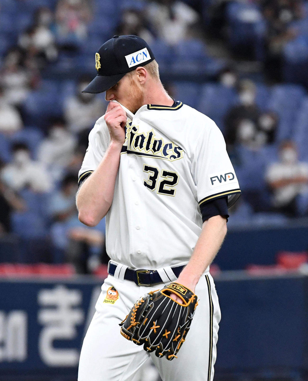 オリックス対日本ハム　9回、清宮に左中間へ走者一掃の適時二塁打を打たれがっくりとベンチに戻るディクソン（撮影・前岡正明）