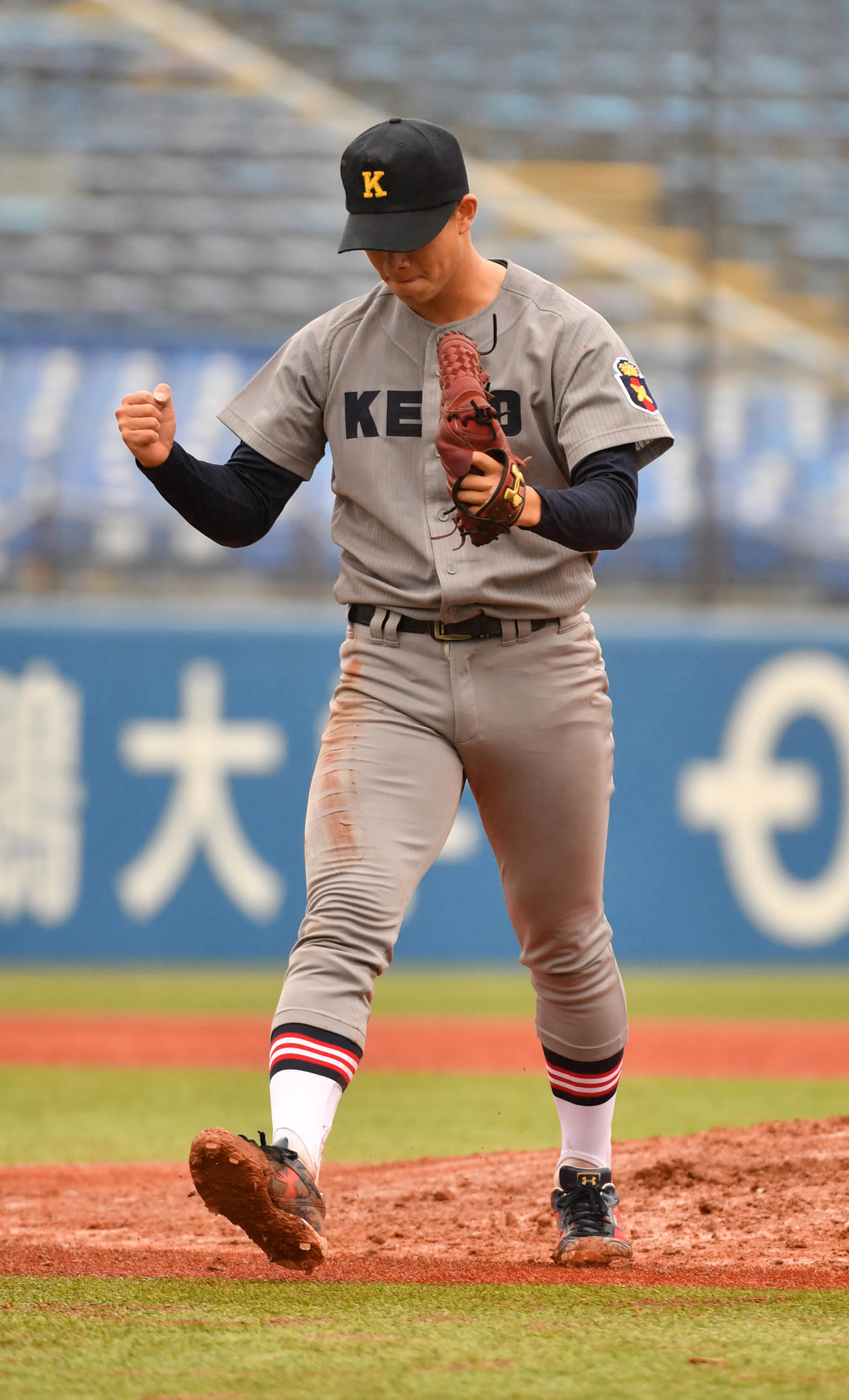 東大対慶大　6回表東大2死一、二塁、安田を三振に仕留めガッツポーズする木沢（撮影・柴田隆二）