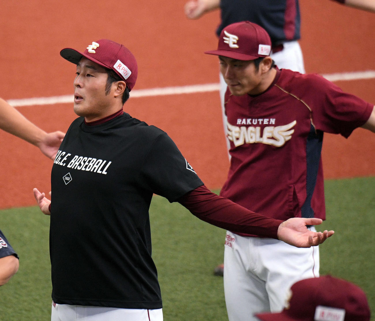 西武対楽天　試合前練習で体をほぐす楽天滝中（左）（撮影・滝沢徹郎）