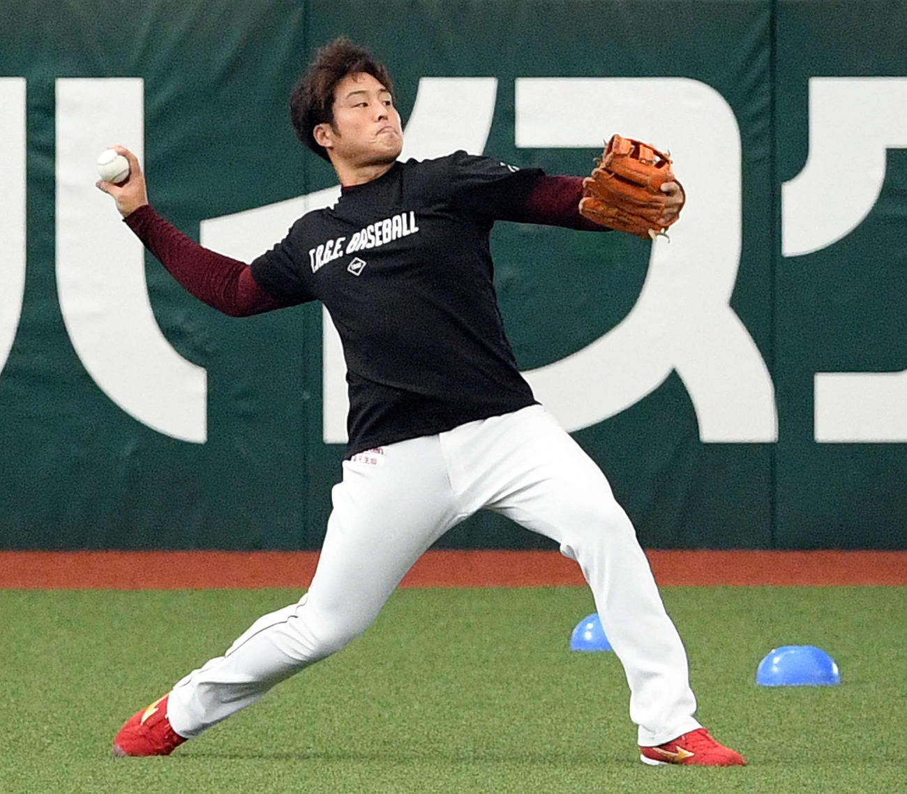 西武対楽天　試合前練でキャッチボールする楽天滝中（撮影・滝沢徹郎）
