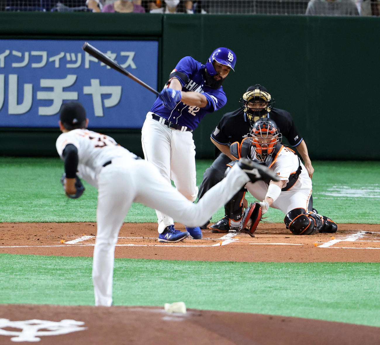 巨人対中日　1回表中日1死二塁、アルモンテは空振り三振。投手畠（撮影・浅見桂子）