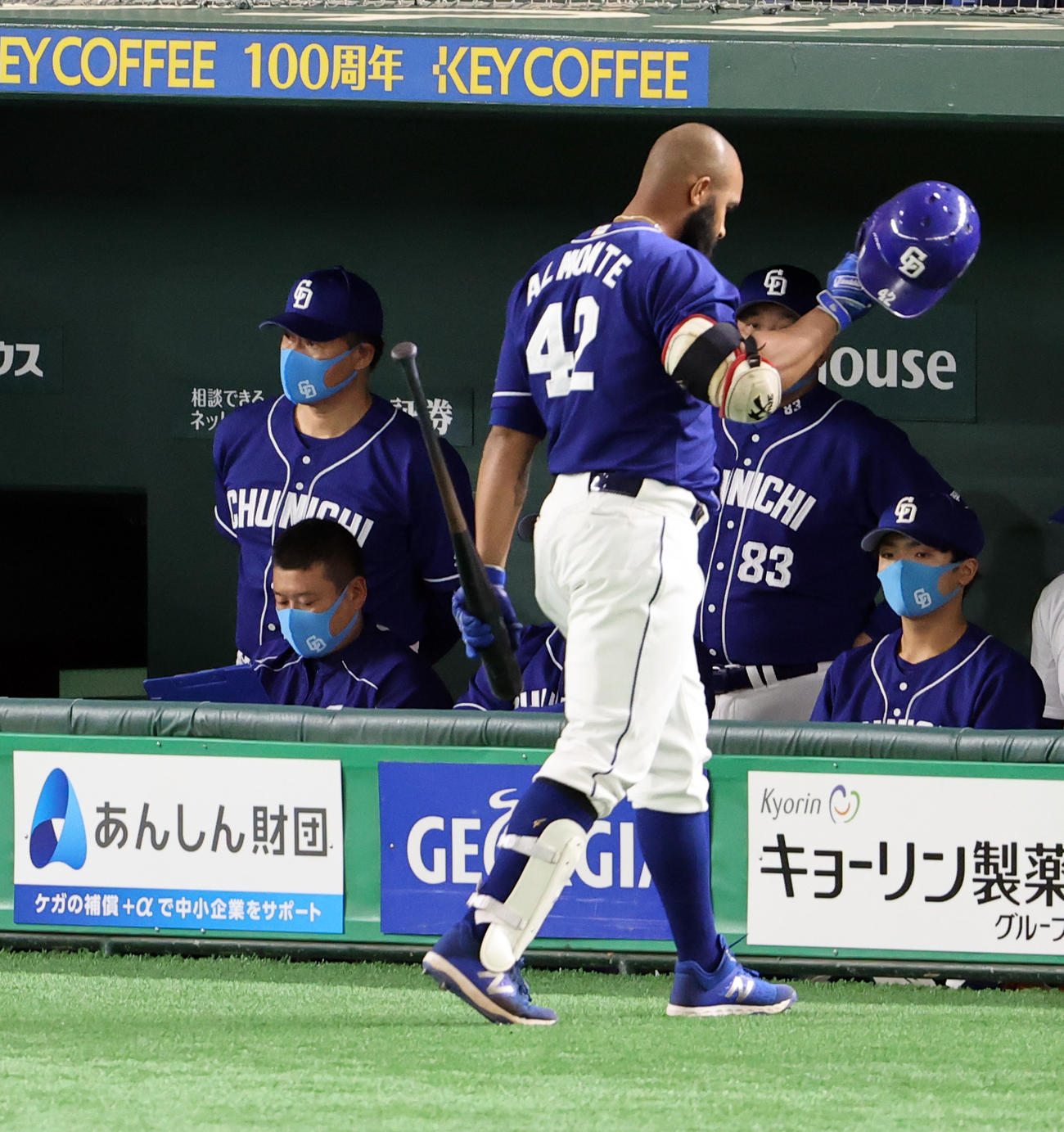 巨人対中日　1回表中日1死二塁、アルモンテ（手前）は空振り三振に倒れ、厳しい表情の与田監督（左）（撮影・浅見桂子）