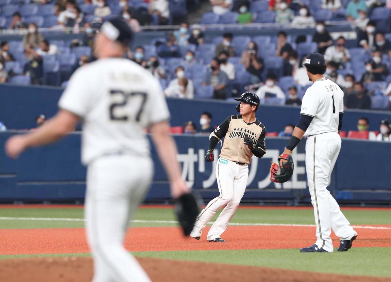 オリックス対日本ハム　4回表日本ハム2死一、三塁、平沼は同点となる右前適時打を放つ。左手前は打たれたオリックス・アルバース（撮影・佐藤翔太）
