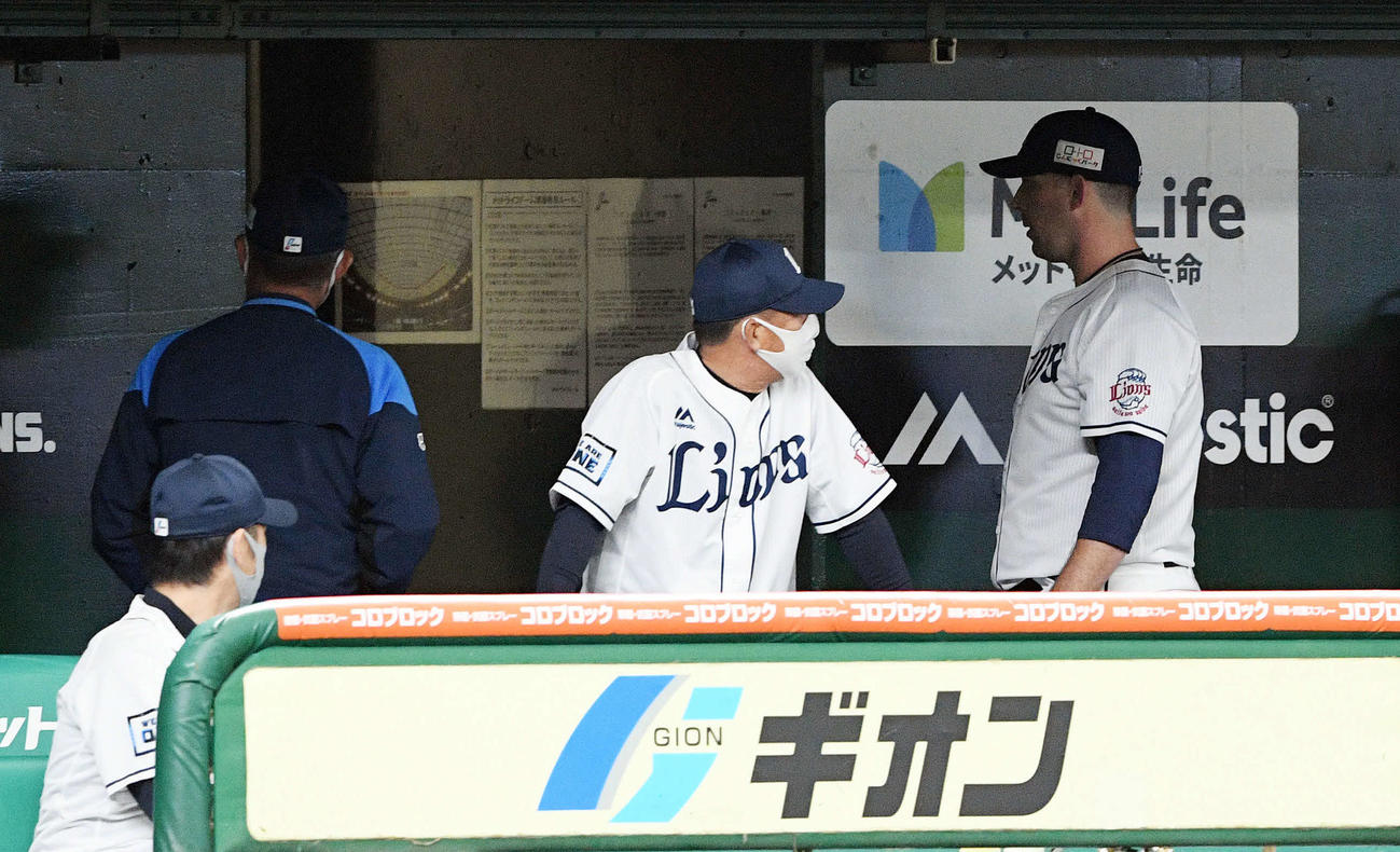 西武対楽天　22回表、治療のためベンチ裏へ引き揚げる西武先発のノリン（右）（撮影・滝沢徹郎）