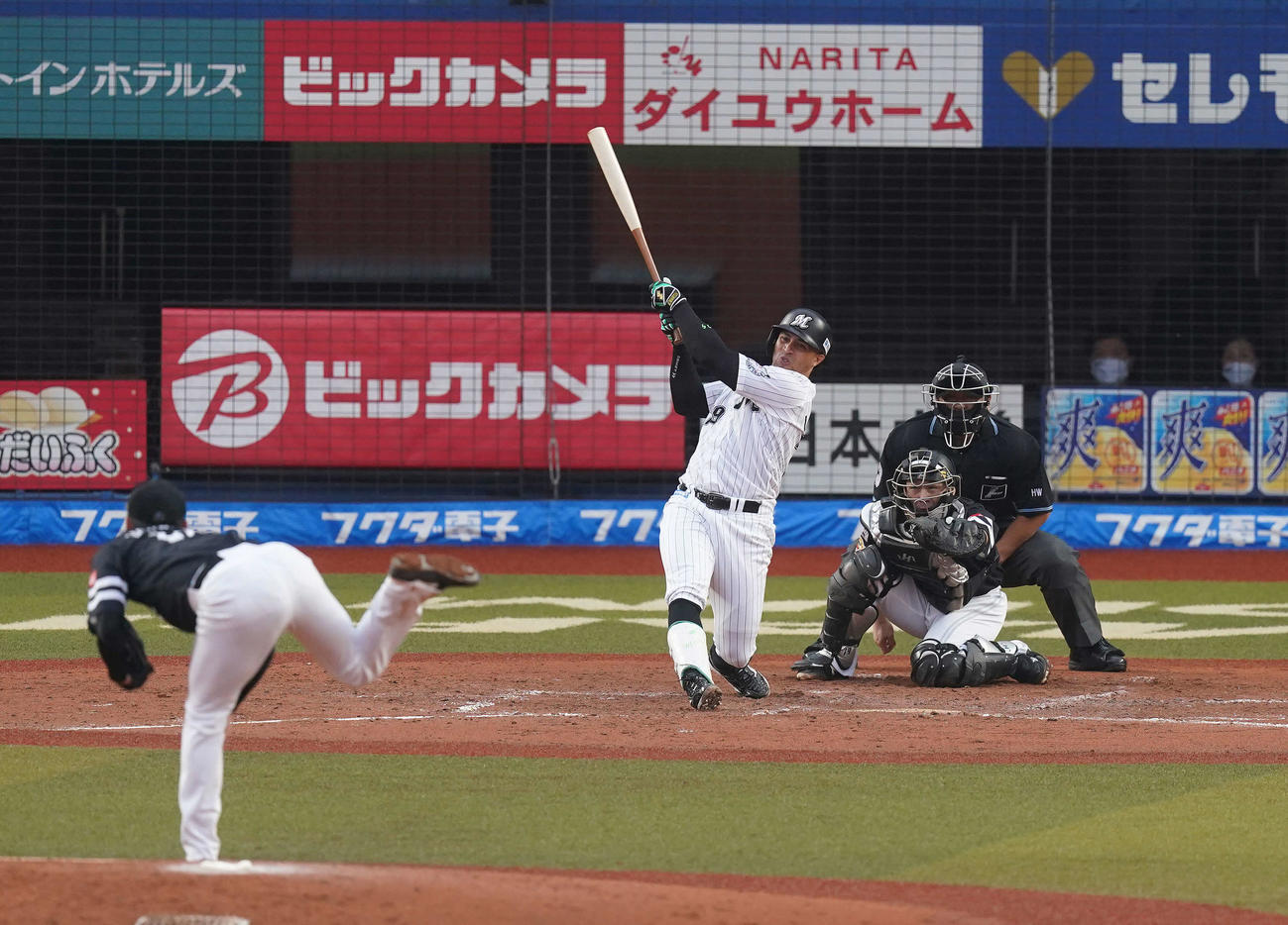 ロッテ対ソフトバンク　3回裏ロッテ2死、右越えソロ本塁打を放つマーティン。投手東浜（撮影・鈴木みどり）