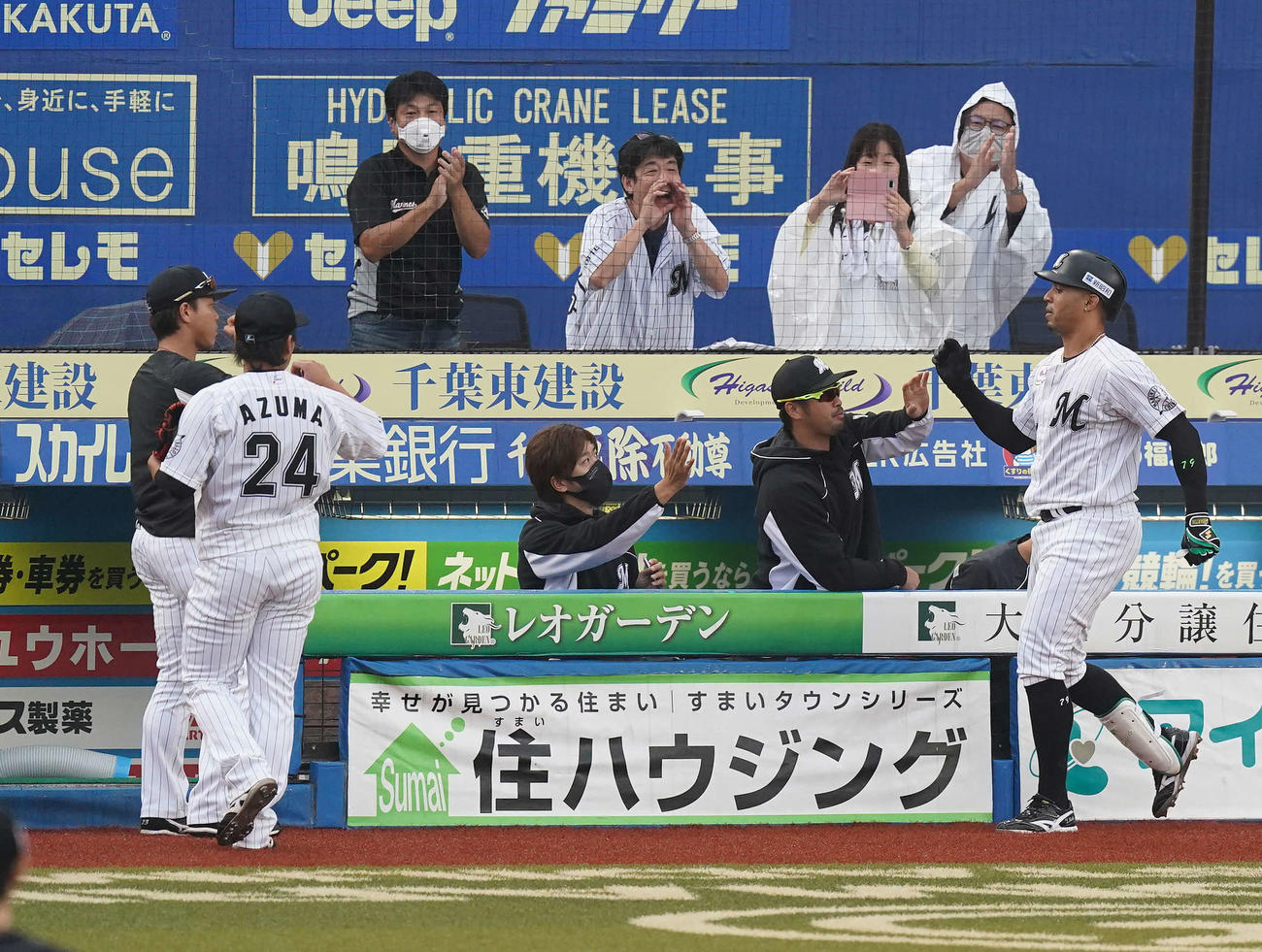 ロッテ対ソフトバンク　3回裏ロッテ2死、右越えソロ本塁打を放ったマーティン（右）はナインとエアハイタッチ（撮影・鈴木みどり）