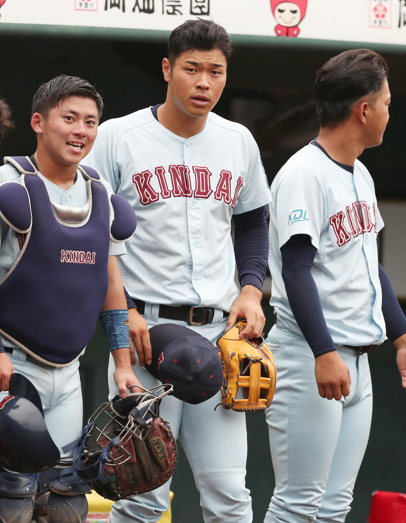 近大対京大　試合を終えあいさつする近大・佐藤（中央）ら（撮影・前田充）