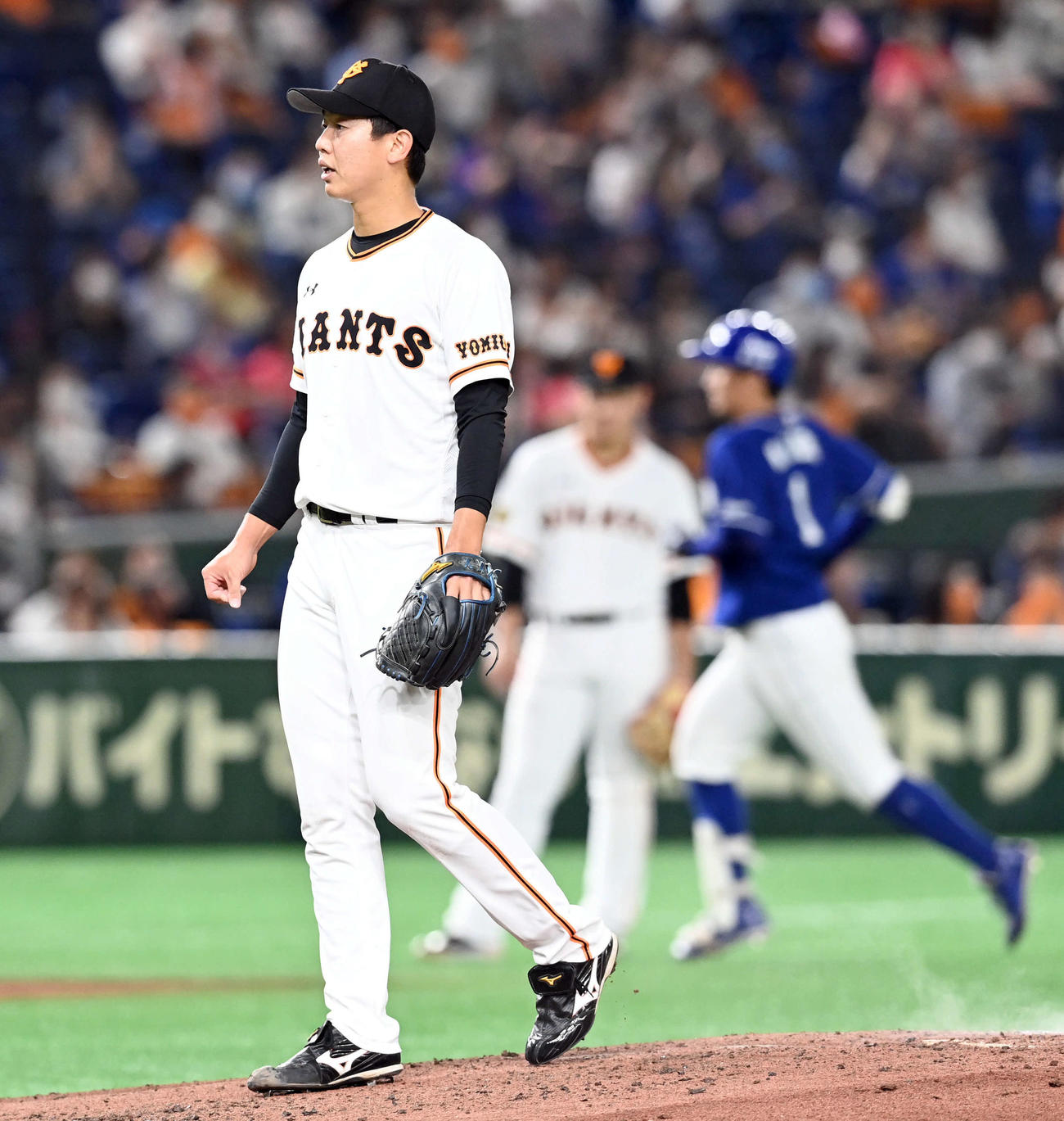 巨人対中日　5回表中日1死二塁、京田に4号2点本塁打を浴びる畠（撮影・たえ見朱実）
