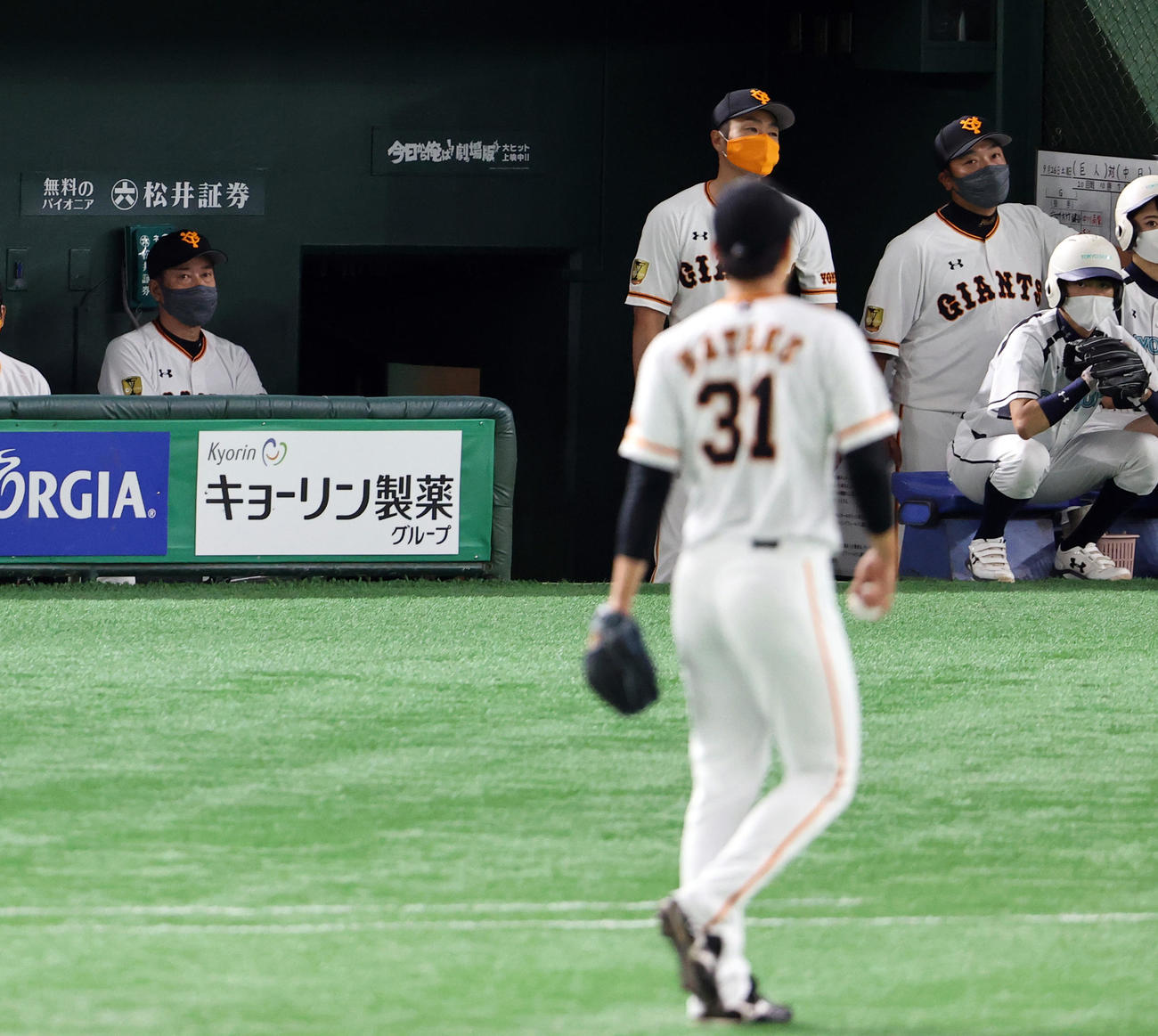 巨人対中日　1回表中日無死一塁、一塁けん制悪送球をした畠（手前）を厳しい表情で見つめる原監督（左）。右は阿部ヘッドコーチ代行（撮影・浅見桂子）