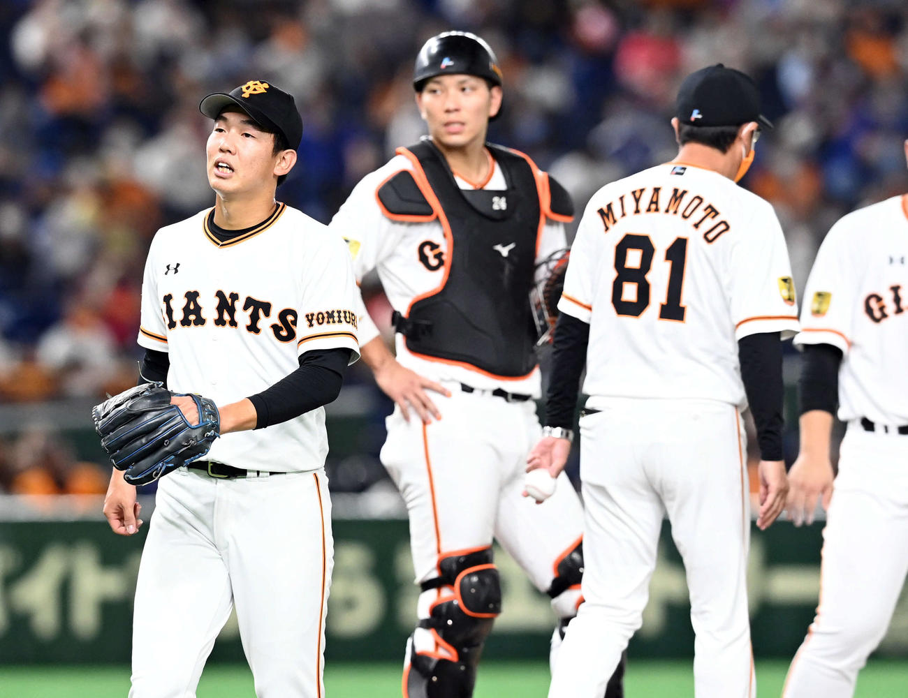 巨人対中日　5回表中日2死二、三塁、マウンドを降りる巨人先発の畠（撮影・たえ見朱実）