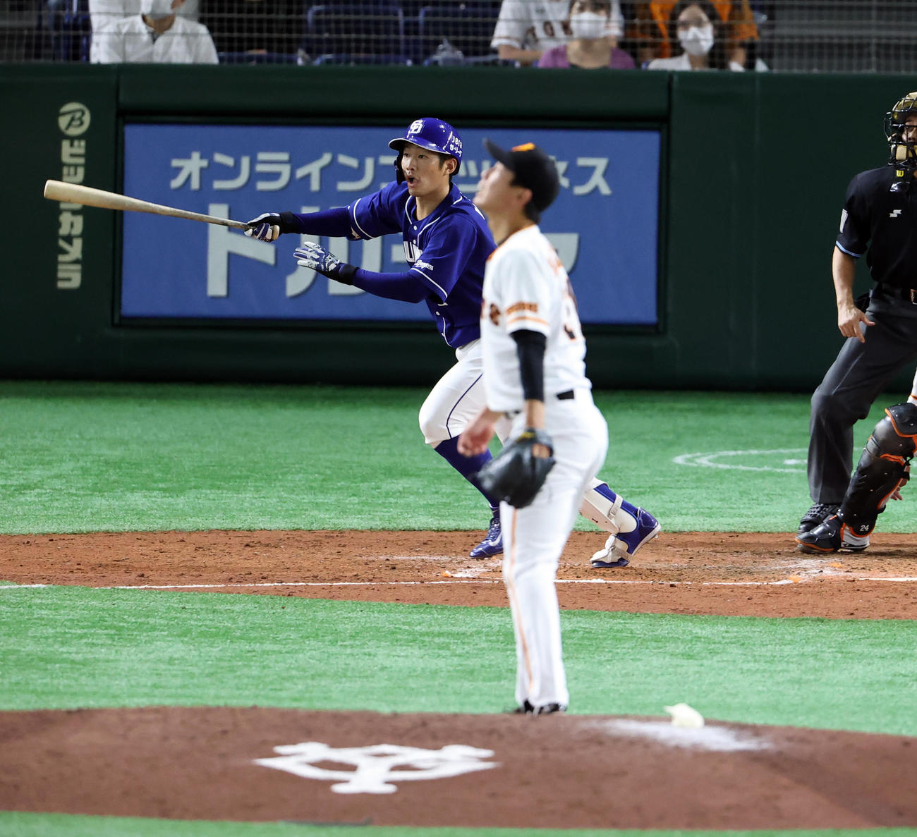 巨人対中日　5回表中日1死二塁、京田は右越え2点本塁打を放つ。投手畠（撮影・浅見桂子）