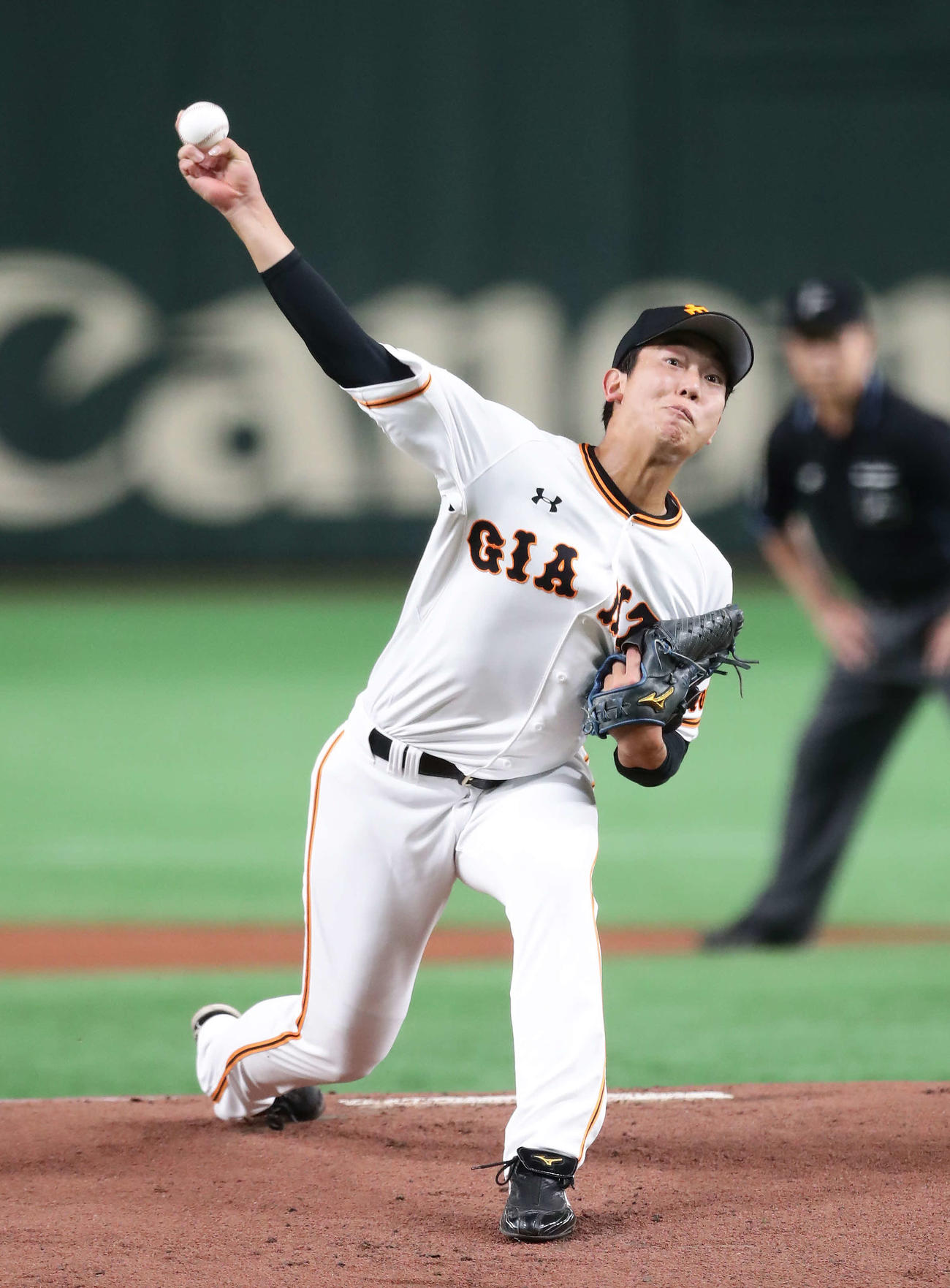 巨人対中日　力投する巨人先発の畠（撮影・丹羽敏通）