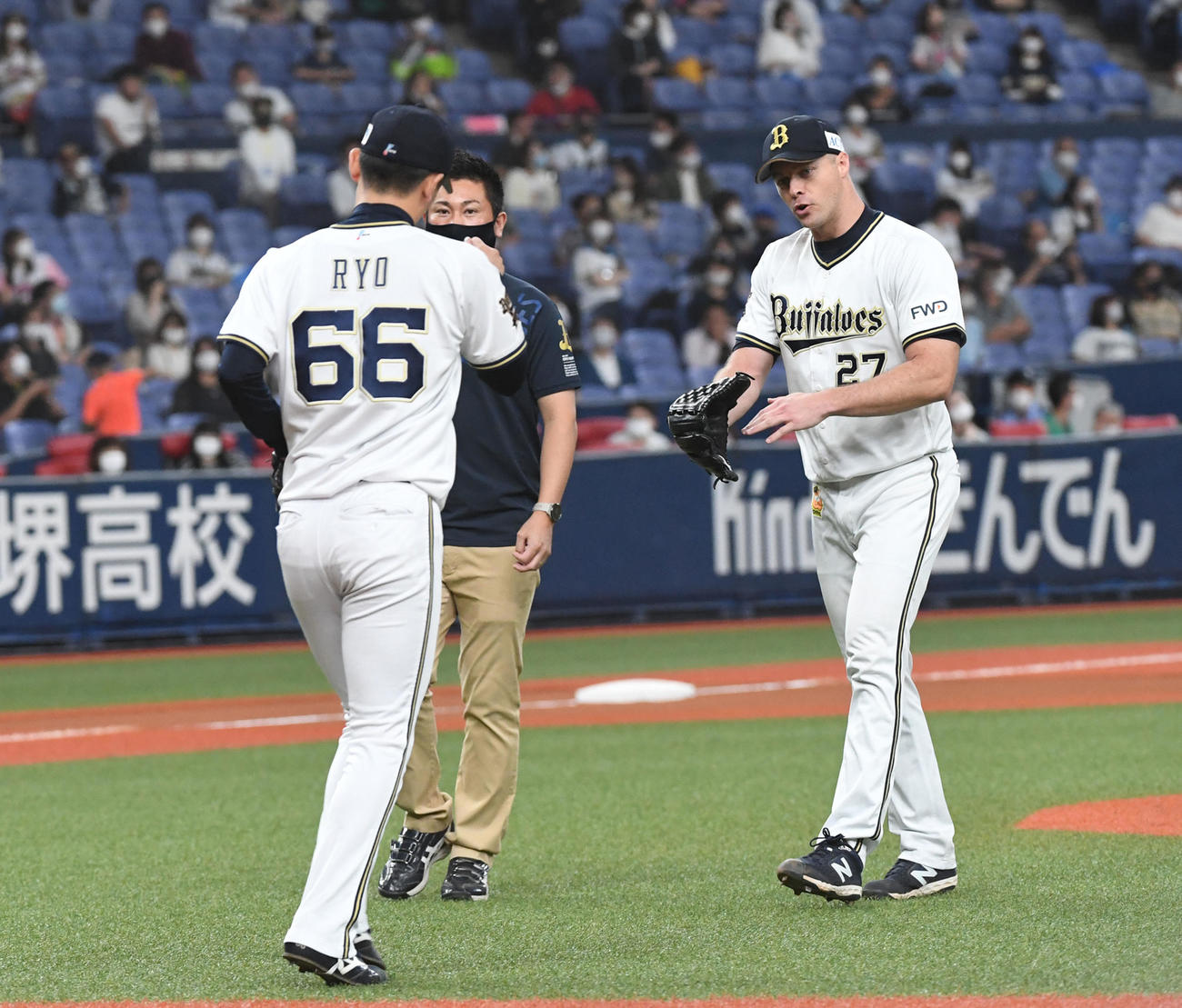 オリックス対日本ハム13回戦　6回表日本ハム1死、リードして吉田凌（左）と交代するアンドリュー・アルバース（撮影・前岡正明）