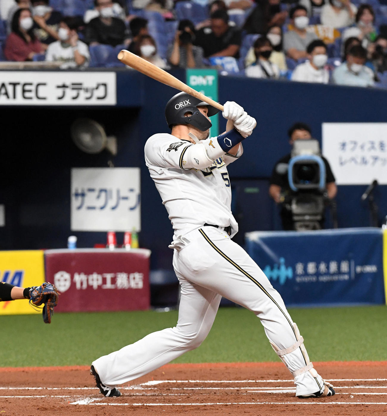 オリックス対日本ハム　1回裏オリックス2死、T－岡田は先制の右越え本塁打を放つ（撮影・前岡正明）