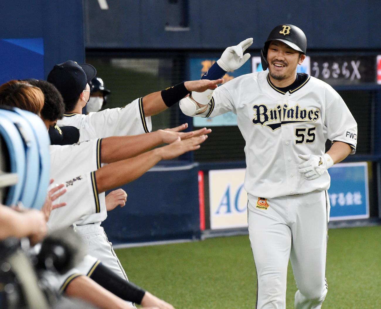 オリックス対日本ハム　1回裏オリックス2死、T－岡田は先制の右越え本塁打を放ちナインの祝福に笑顔を見せる（撮影・前岡正明）
