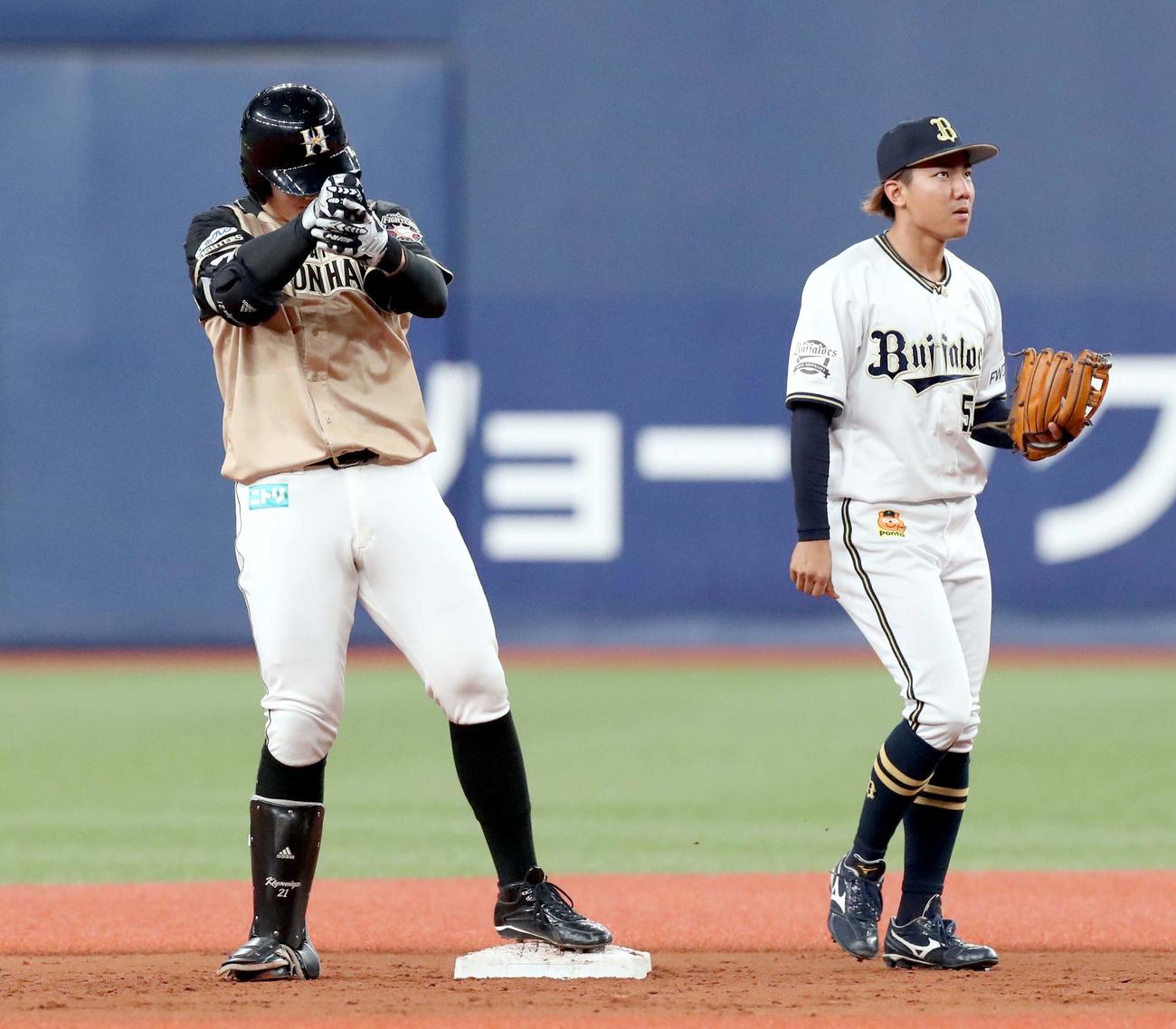 オリックス対日本ハム　9回表日本ハム1死満塁、清宮は走者一掃となる適時二塁打を放ち手をたたく（撮影・佐藤翔太）