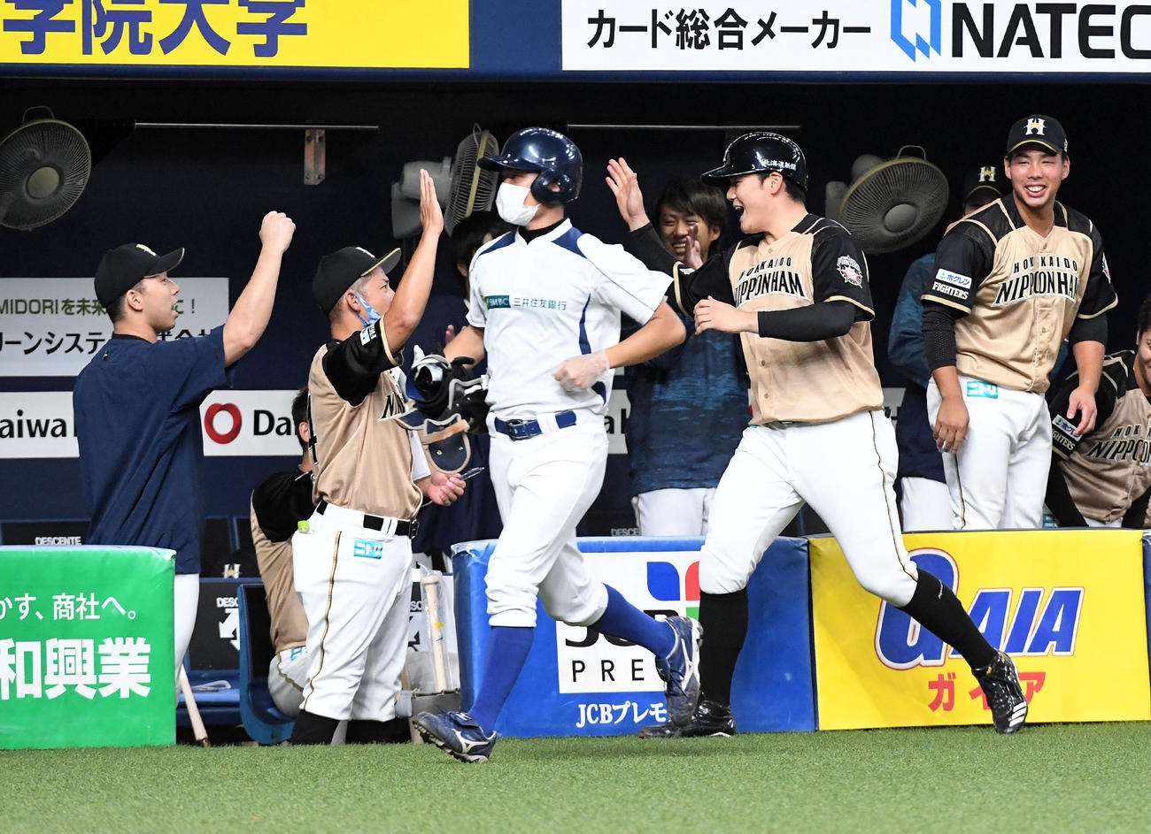オリックス対日本ハム　9回表日本ハム1死満塁、左中間へ走者一掃の適時二塁打を放った清宮はナインの祝福に笑顔を見せる（撮影・前岡正明）