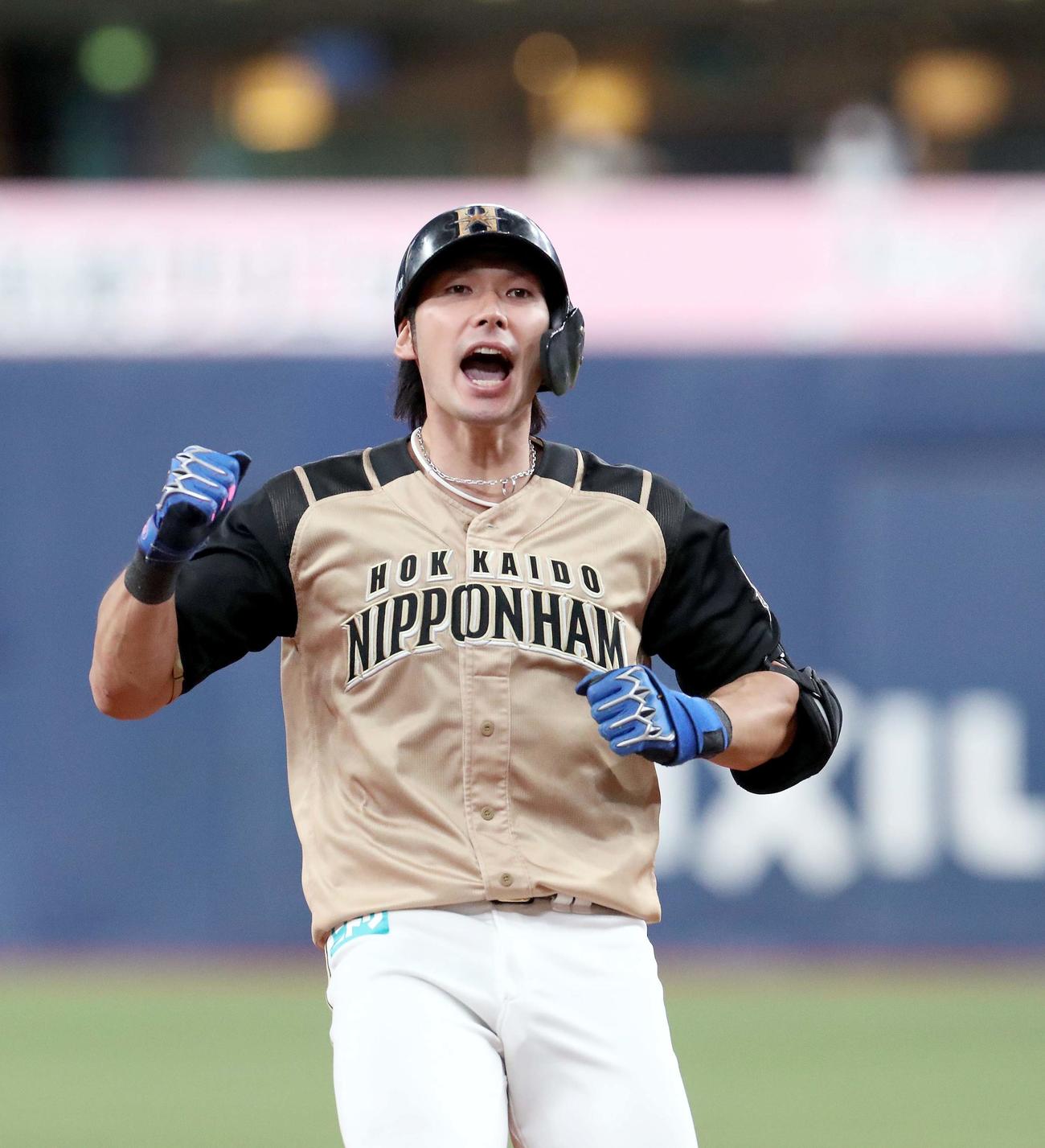 オリックス対日本ハム　10回表日本ハム2死一塁、大田は勝ち越しとなる適時三塁打を放ちガッツポーズをする（撮影・佐藤翔太）