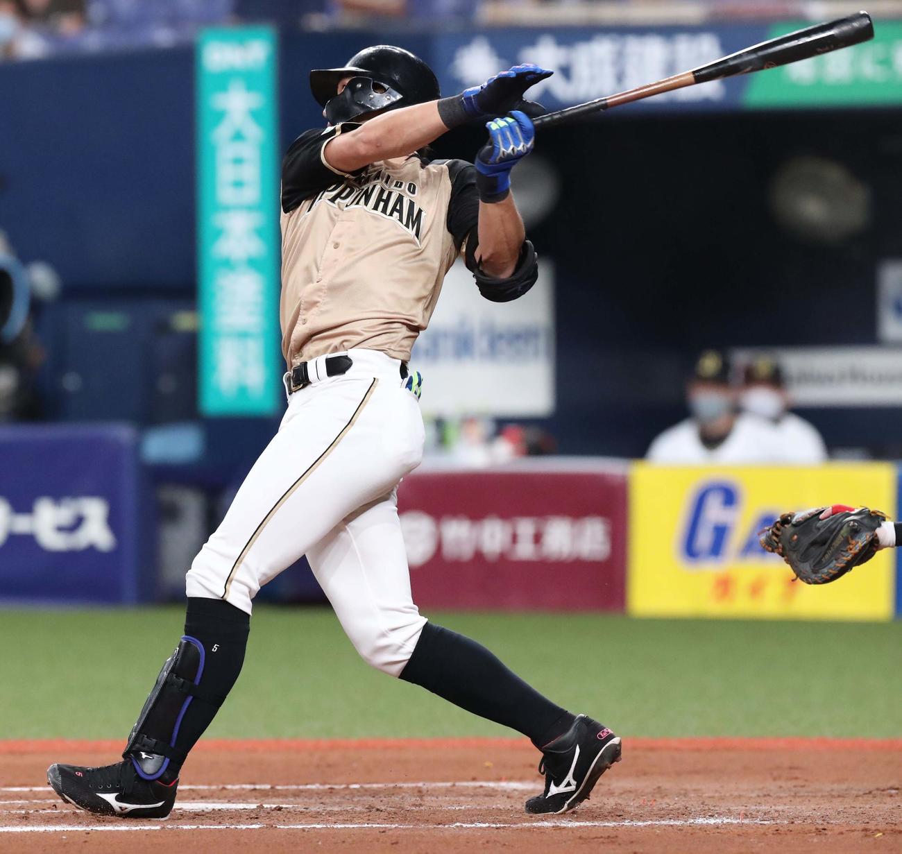 オリックス対日本ハム　10回表日本ハム2死一塁、大田は勝ち越しとなる適時三塁打を放つ（撮影・佐藤翔太）