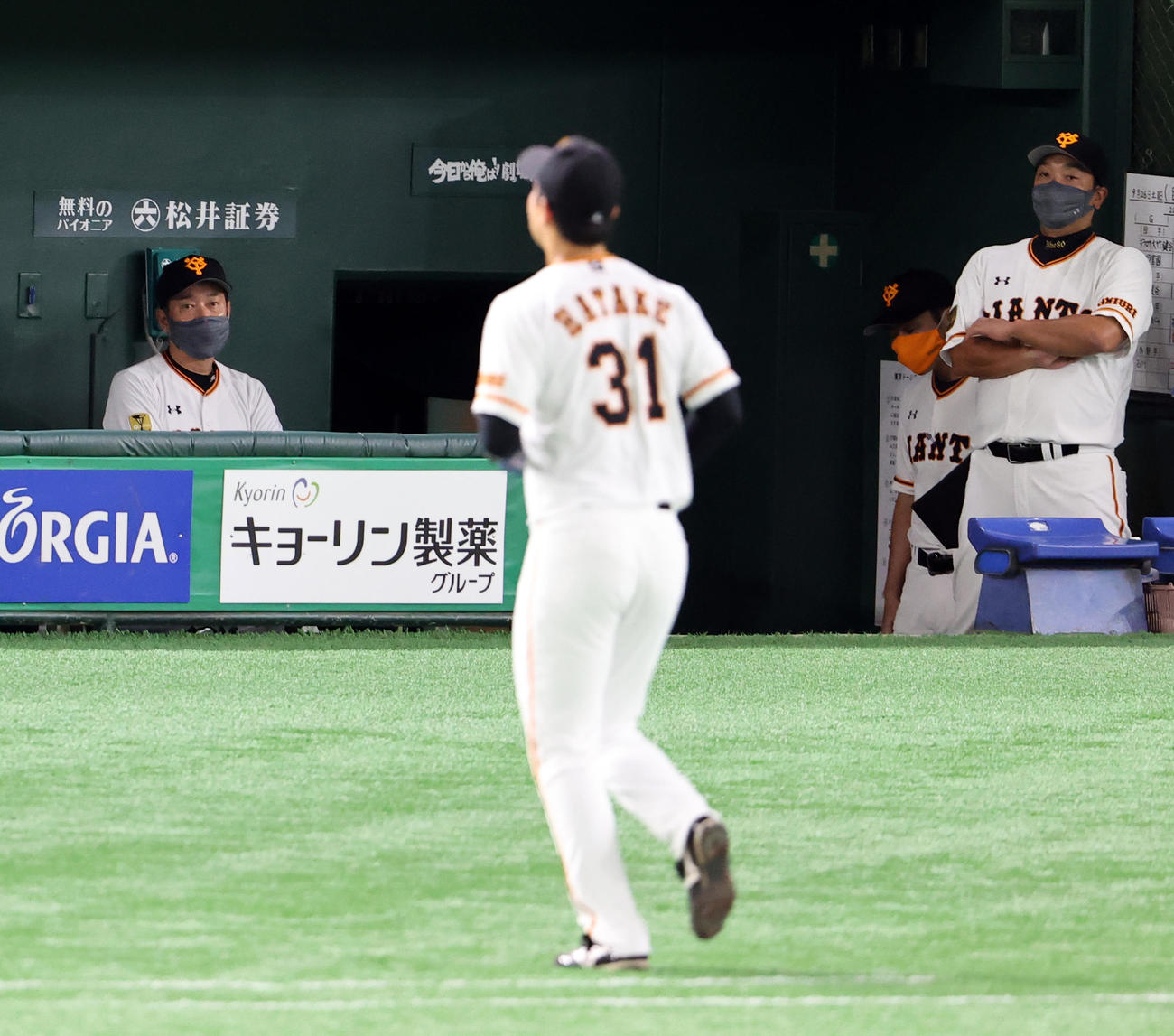 巨人対中日　5回表中日2死一塁、高橋に二塁打を許した場面で降板を告げられベンチに戻る畠（手前）を厳しい表情で見つめる原監督（左）と阿部ヘッドコーチ代行（撮影・浅見桂子）