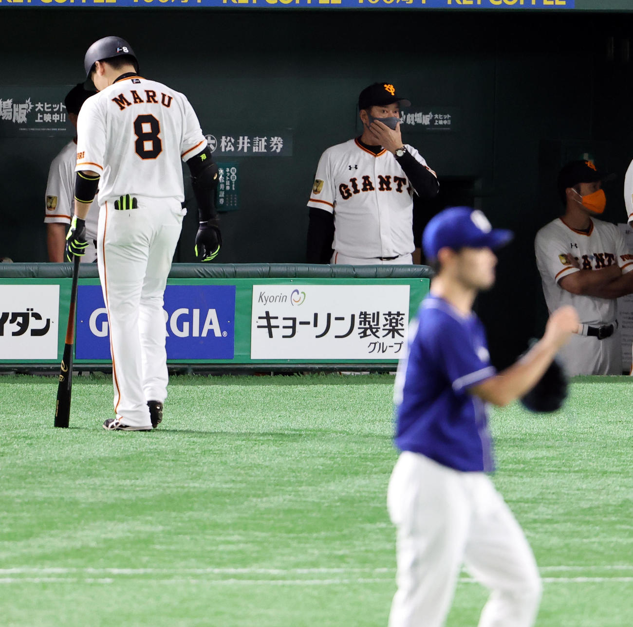 巨人対中日　5回裏巨人無死、丸（左）が一直に倒れ、思わずマスクを押さえる原監督。手前は福谷（撮影・浅見桂子）