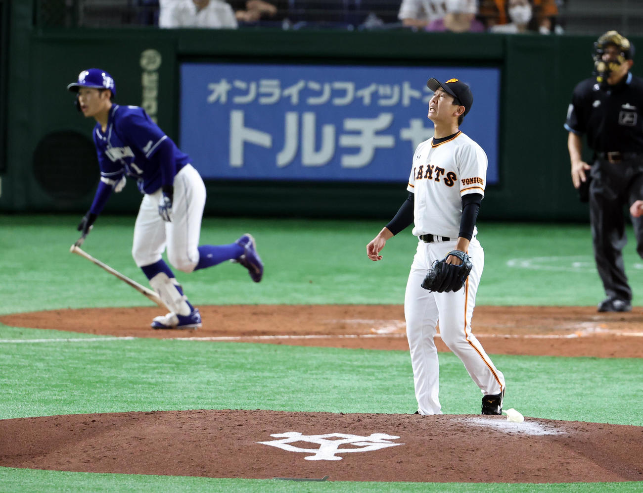 巨人対中日　5回表中日1死二塁、京田に右越え2点本塁打を許し、打球を見つめる畠（撮影・浅見桂子）