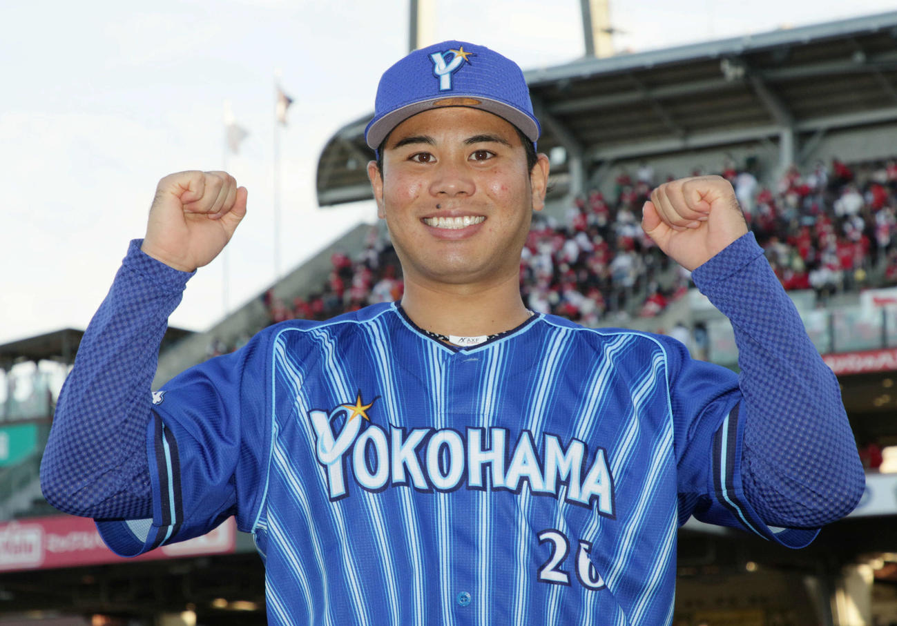 広島対DeNA　ポーズを決める浜口（撮影・加藤孝規）