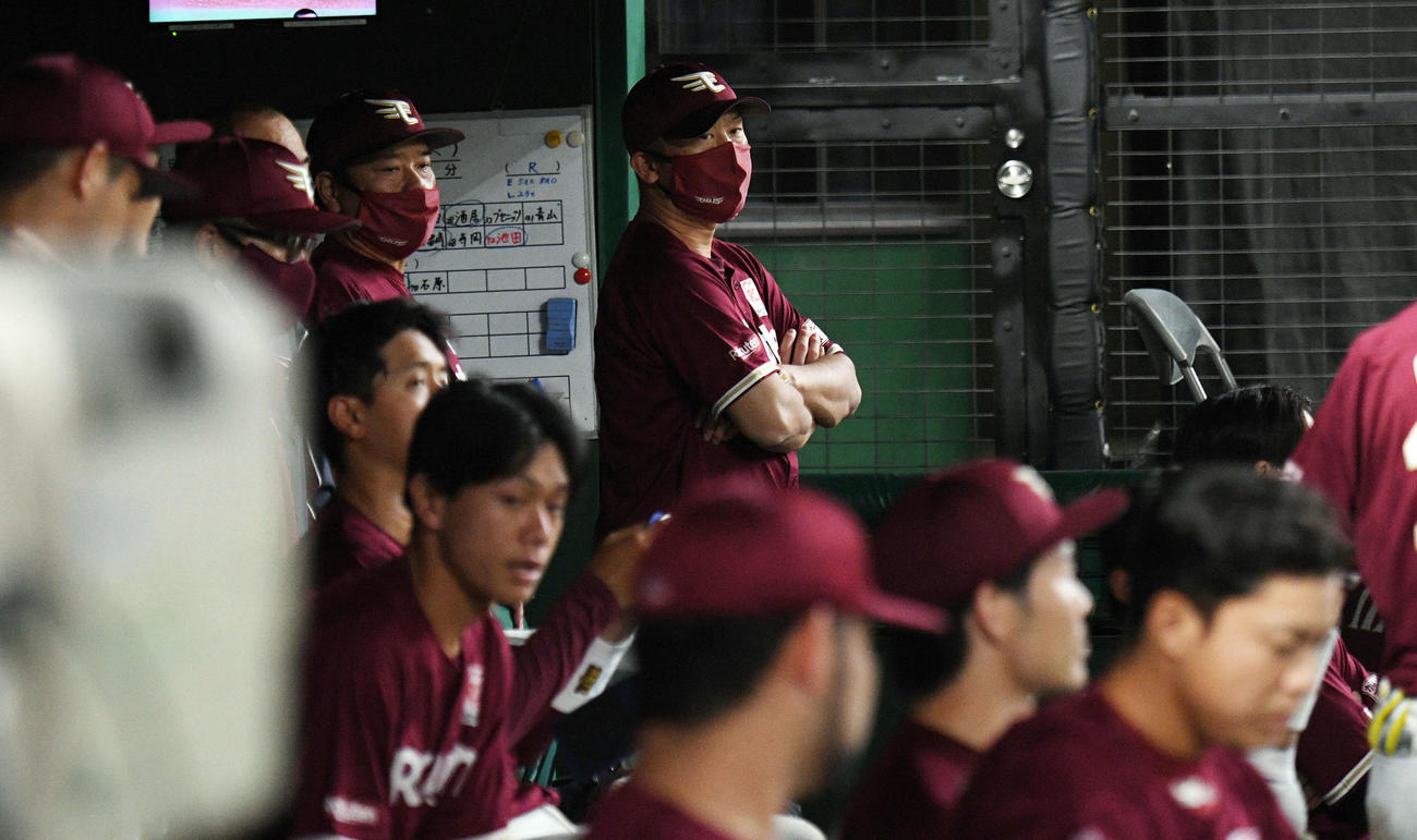 西武対楽天　9回、戦況を見つめる楽天三木監督（奥右）らベンチ（撮影・滝沢徹郎）