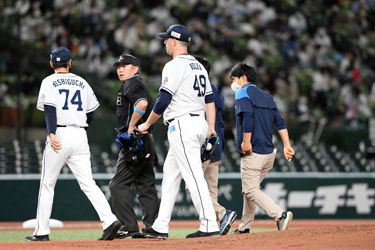 西武対楽天　2回表、治療のためベンチへ引き揚げる西武先発のノリン（手前右）（撮影・滝沢徹郎）