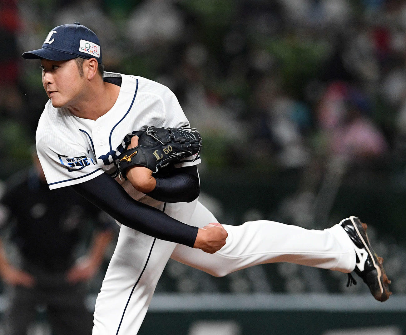 西武対楽天　2回表、西武2番手で投球する中塚（手前右）（撮影・滝沢徹郎）