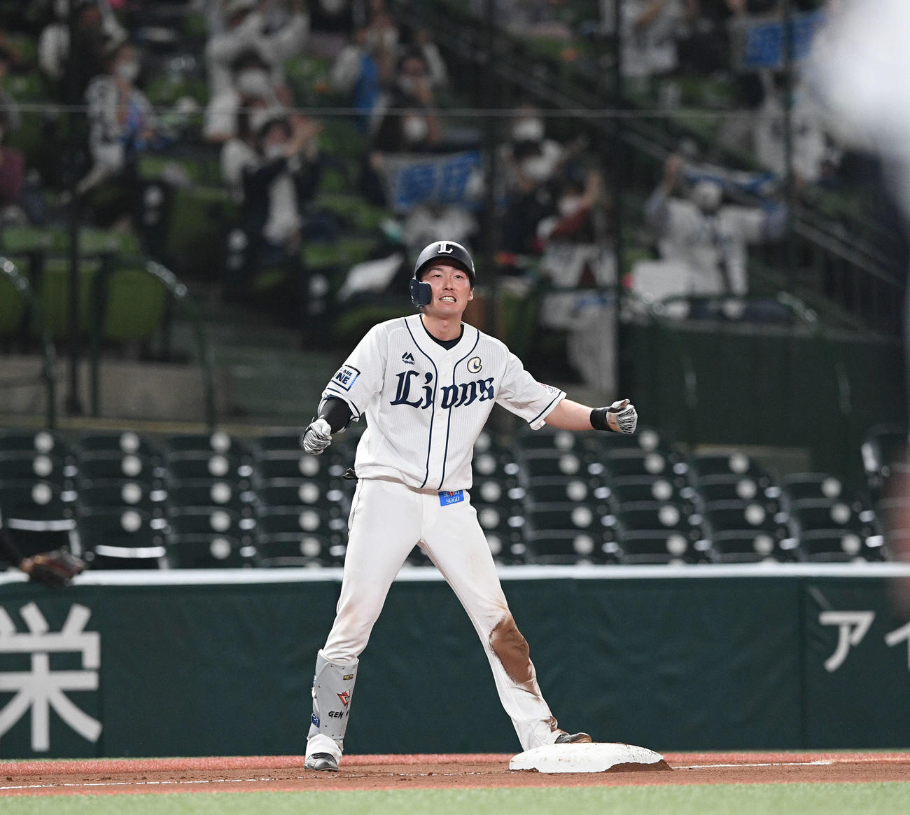 西武対楽天　7回裏西武1死一、二塁、左中間へ勝ち越しの2点適時三塁打を放ちガッツポーズする源田（撮影・滝沢徹郎）