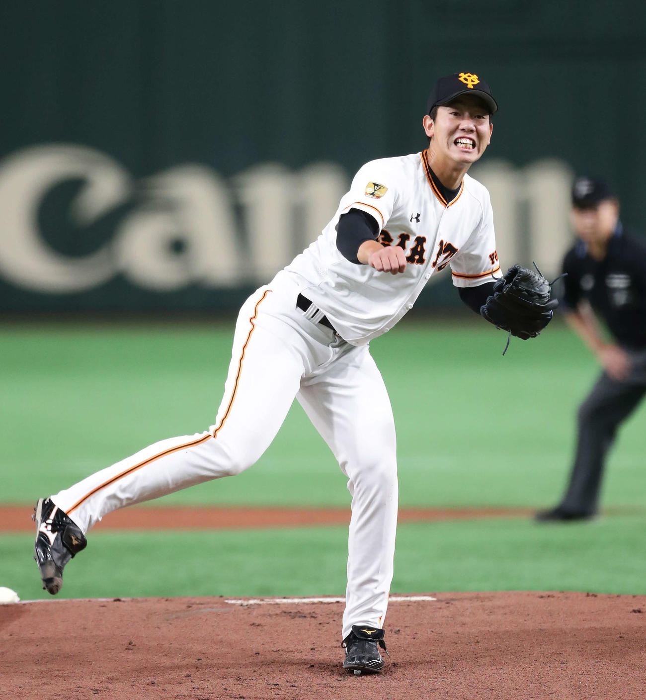 巨人対中日　力投する巨人先発の畠（撮影・丹羽敏通）
