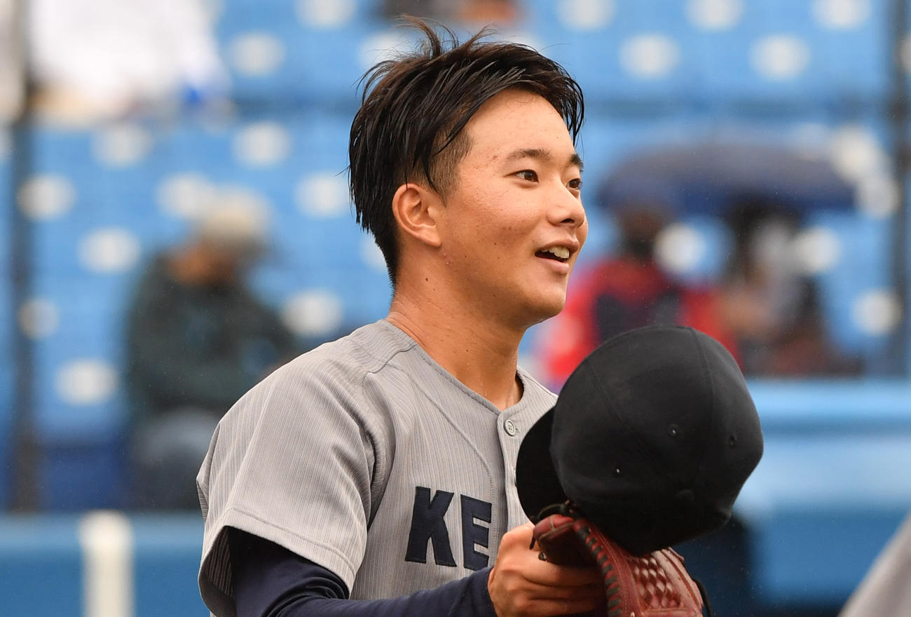 東大対慶大　6回を終えた木沢は笑顔を見せる（撮影・柴田隆二）