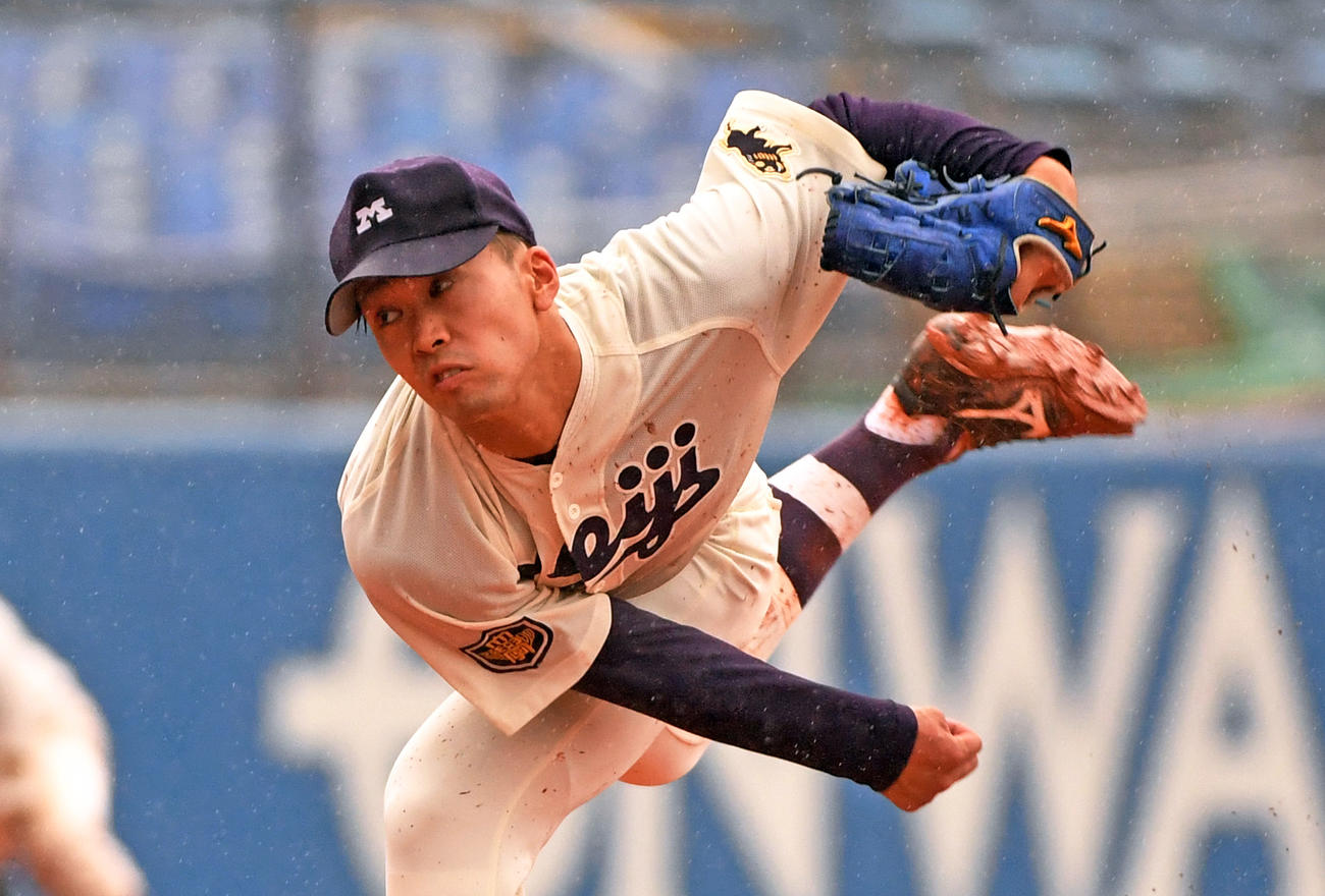 明大対立大　雨の中、力投する明大・入江（撮影・柴田隆二）