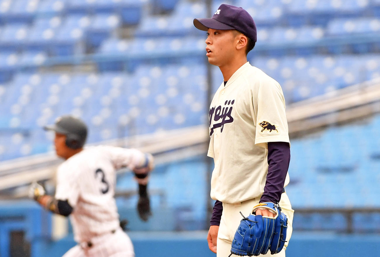 明大対立大　3回裏立大2死二塁、三井に左越えに本塁打を浴びた入江（撮影・柴田隆二）