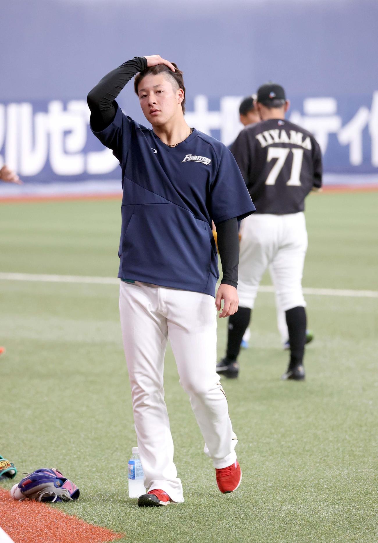 オリックス対日本ハム　髪をかき上げる日本ハム吉田輝（撮影・佐藤翔太）