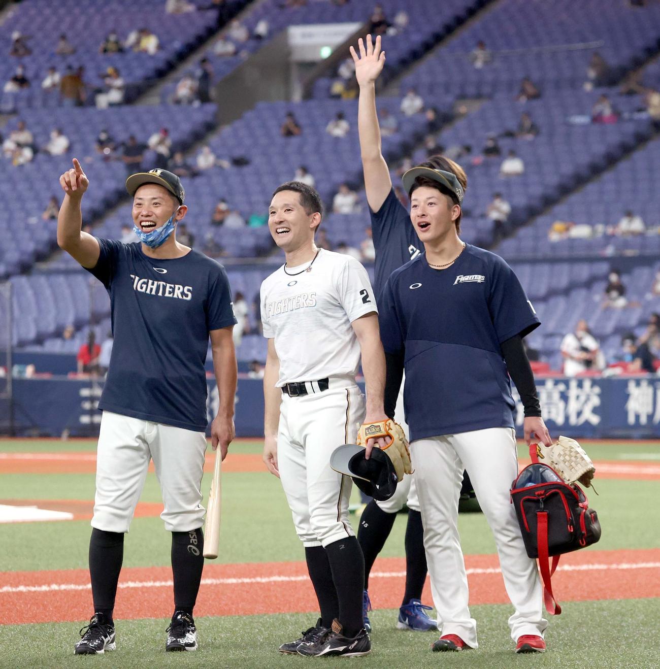 オリックス対日本ハム　練習を終え引き揚げる左から日本ハム矢野外野守備コーチ兼打撃コーチ補佐、杉谷、吉田輝（撮影・佐藤翔太）